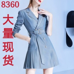 European and American style blue professional formal wear with a sense of design. Long-sleeved suit. It's a new autumn 2021 style. A mid-length blazer jacket for women with a strong and capable lady vibe.